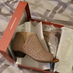 Cob Hill Women's Size 11 NWT Tan Ankle Boots with Perforated Design and Low Heel